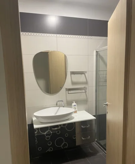 Tirane, jepet me qera apartament 2+1 Kati 1, 98 m² 750 € (Kodra E Diellit)