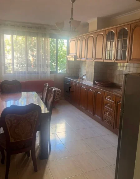 Tirane, jepet me qera apartament 1+1 Kati 4, 80 m² 400 € (KONGRESI I MANASTIRIT)
