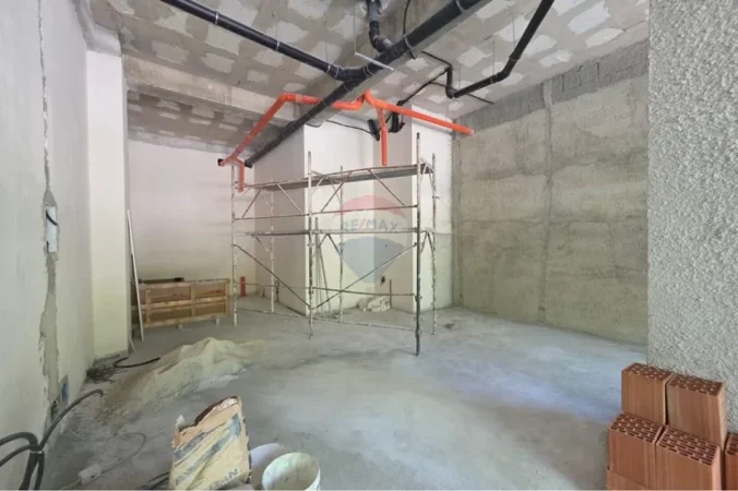Vlore - Lungomare, jepet me qera ambjent biznesi Kati 0, 92 m² 80.000 € (Lungomare, Vlorë)