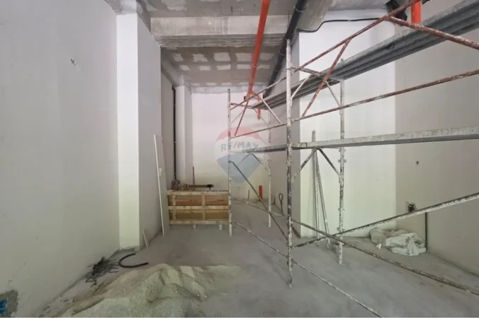 Vlore - Lungomare, jepet me qera ambjent biznesi Kati 0, 92 m² 80.000 € (Lungomare, Vlorë)