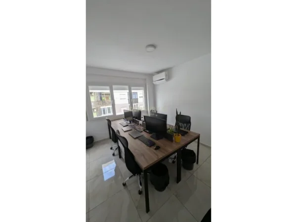 Tirane, jepet me qera zyre Kati 5, 54 m² 600 € (Zogu i zi)