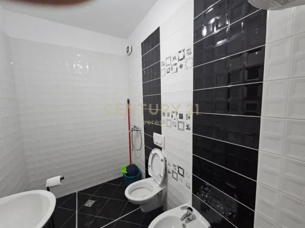 Tirane, jepet me qera zyre Kati 5, 54 m² 600 € (Zogu i zi)