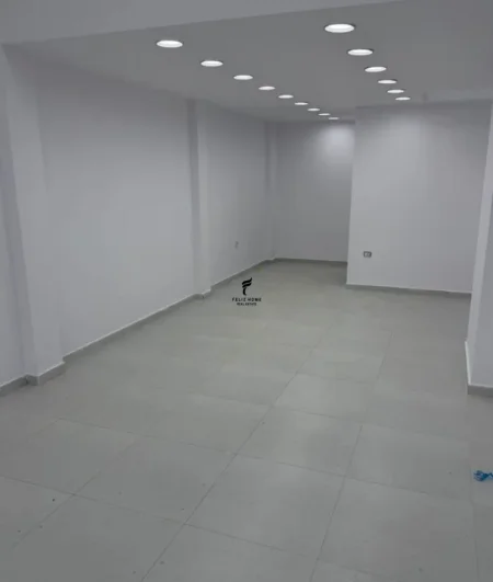 Tirane, jepet me qera dyqan Kati 0, 55 m² 900 € (5 MAJI)