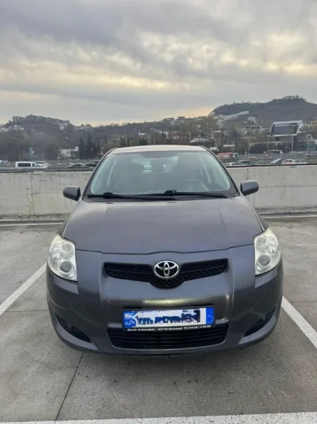 Tirane, shitet makine toyota auris 2008-2009 Nafte, gri e erret automatik Kondicioner 249.000 km 5.000 €