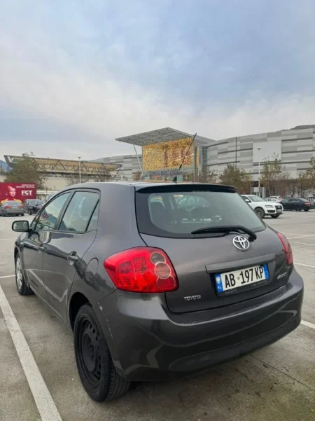 Tirane, shitet makine toyota auris 2008-2009 Nafte, gri e erret automatik Kondicioner 249.000 km 5.000 €