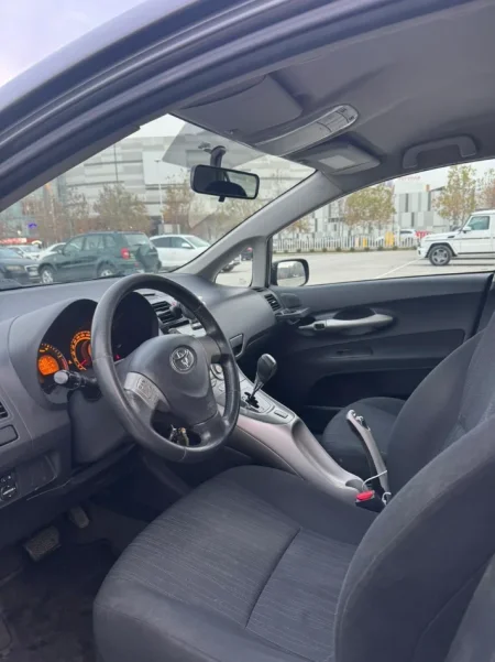 Tirane, shitet makine toyota auris 2008-2009 Nafte, gri e erret automatik Kondicioner 249.000 km 5.000 €
