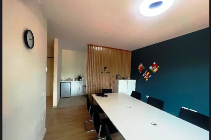 Tirane, jepet me qera zyre Kati 8, 100 m² 1.100 € (KOMUNA E PARISIT)
