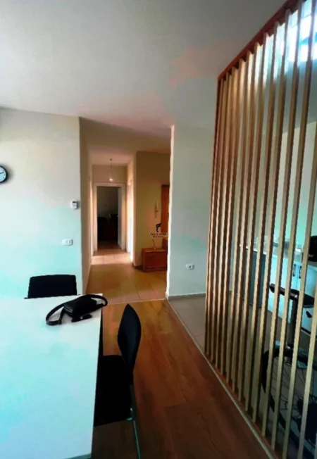 Tirane, jepet me qera zyre Kati 8, 100 m² 1.100 € (KOMUNA E PARISIT)