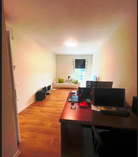 Tirane, jepet me qera zyre Kati 8, 100 m² 1.100 € (KOMUNA E PARISIT)