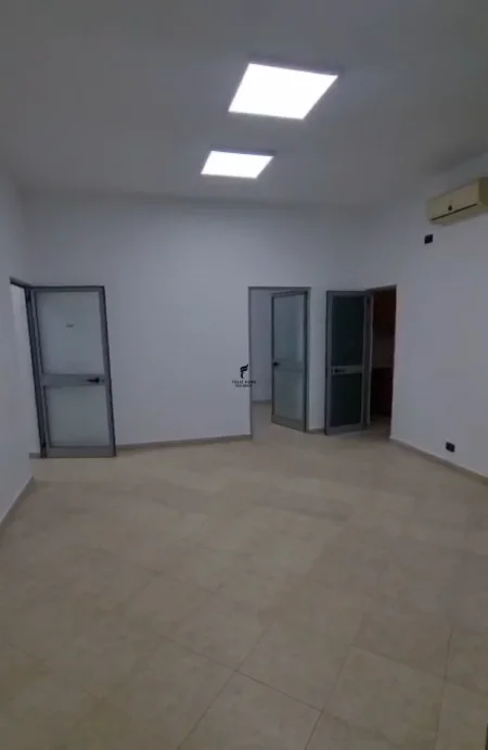 Tirane, jepet me qera zyre Kati 1, 80 m² 960 € (MYSLYM SHYRI)