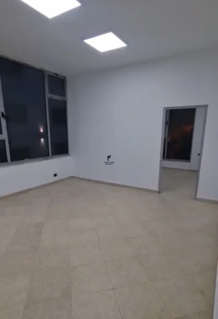 Tirane, jepet me qera zyre Kati 1, 80 m² 960 € (MYSLYM SHYRI)