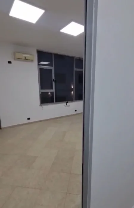 Tirane, jepet me qera zyre Kati 1, 80 m² 960 € (MYSLYM SHYRI)