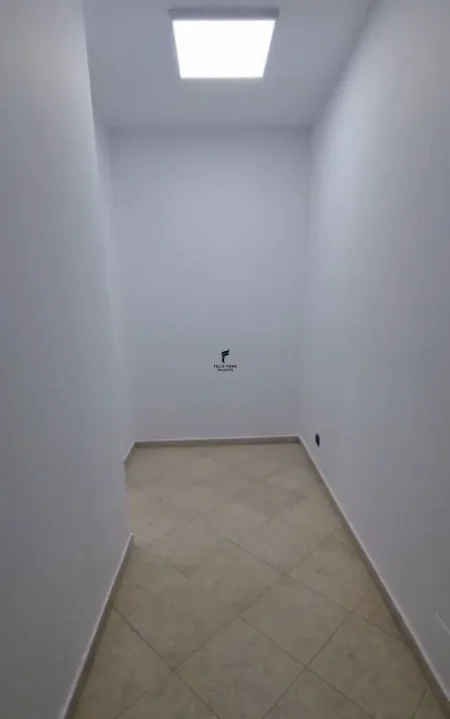 Tirane, jepet me qera zyre Kati 1, 80 m² 960 € (MYSLYM SHYRI)