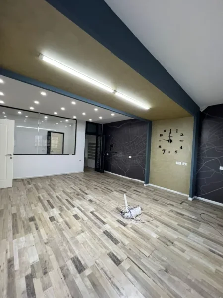 Tirane, jepet me qera zyre Kati 4, 110 m² 1.400 € (SHESHI WILLSON)