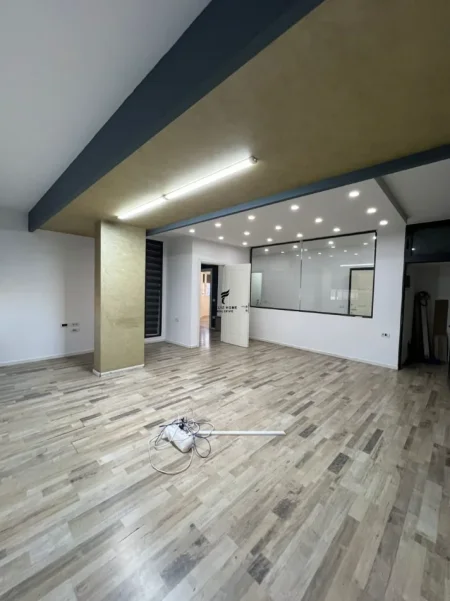 Tirane, jepet me qera zyre Kati 4, 110 m² 1.400 € (SHESHI WILLSON)
