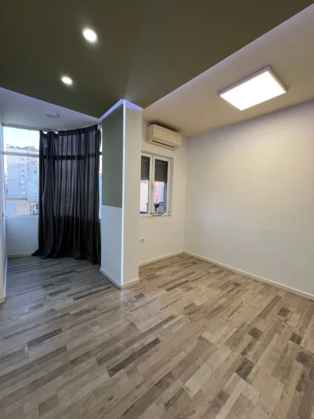 Tirane, jepet me qera zyre Kati 4, 110 m² 1.400 € (SHESHI WILLSON)