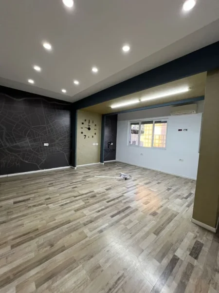 Tirane, jepet me qera zyre Kati 4, 110 m² 1.400 € (SHESHI WILLSON)
