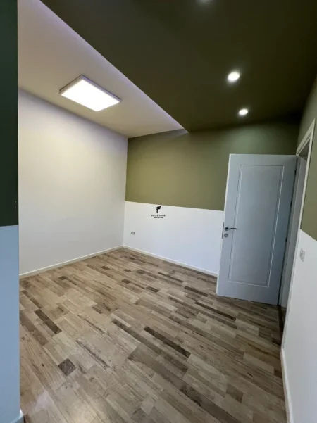 Tirane, jepet me qera zyre Kati 4, 110 m² 1.400 € (SHESHI WILLSON)