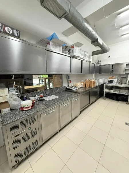 Tirane, shitet ambjent biznesi , 222 m² 777.350 € (RRUGA E Kavajes)