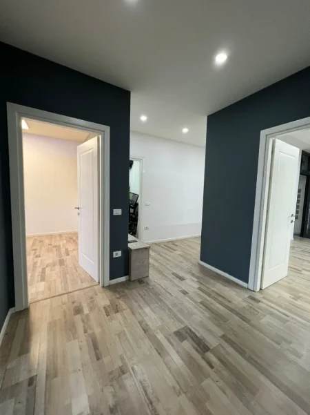 Tirane, jepet me qera zyre Kati 1, 110 m² 1.400 € (BLLOK)