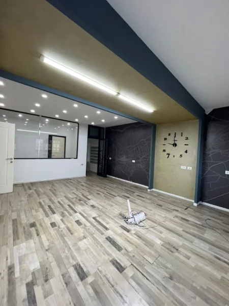 Tirane, jepet me qera zyre Kati 1, 110 m² 1.400 € (BLLOK)