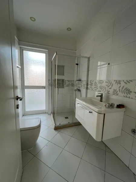 Tirane, jepet me qera zyre Kati 1, 110 m² 1.400 € (BLLOK)