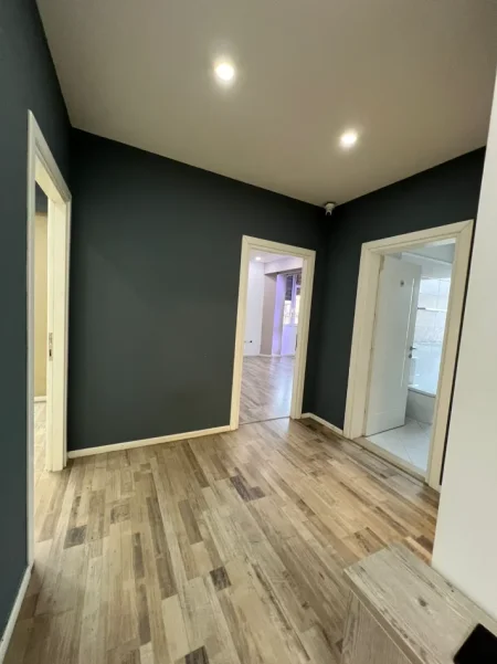 Tirane, jepet me qera zyre Kati 1, 110 m² 1.400 € (BLLOK)