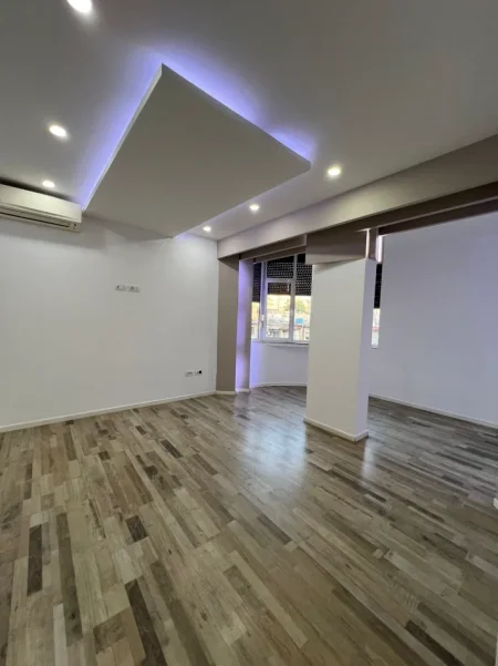 Tirane, jepet me qera zyre Kati 1, 110 m² 1.400 € (BLLOK)