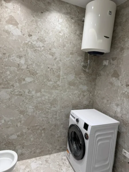 Tirane, jepet me qera apartament 2+1 , 1.200 € (Kompleksi Xheluks)