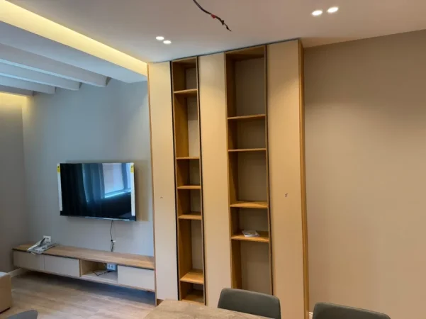Tirane, jepet me qera apartament 2+1 , 1.200 € (Kompleksi Xheluks)