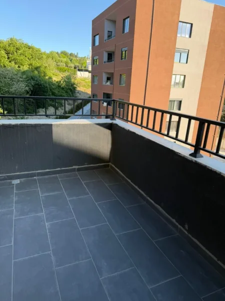 Tirane, jepet me qera apartament 2+1 , 1.200 € (Kompleksi Xheluks)