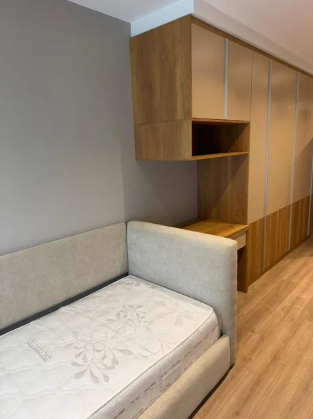Tirane, jepet me qera apartament 2+1 , 1.200 € (Kompleksi Xheluks)