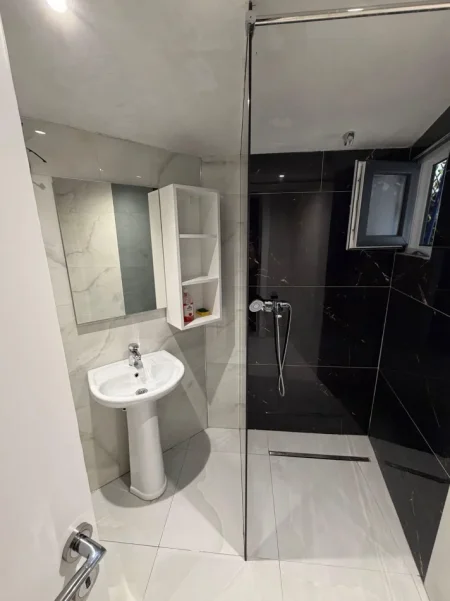 Tirane, jepet me qera apartament 1+1 Kati 1, 65 m² 500 € (MARTENITETI I RI)