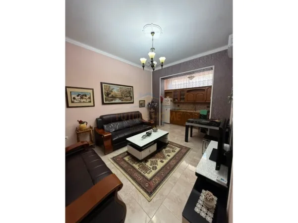Tirane, jepet me qera apartament 2+1+Ballkon Kati 2, 65 m² 700 € (Vasil Shanto)