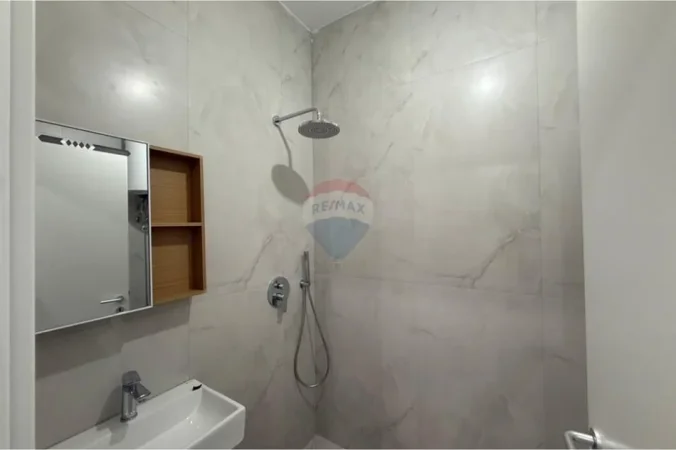 Tirane, jepet me qera apartament 1+1 Kati 1, 40 m² 420 € (Rezidenca Oxa)