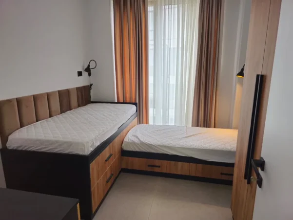 Tirane, jepet me qera apartament 2+1+Ballkon Kati 4, 120 m² 1.350 € (Liqeni i Thate)
