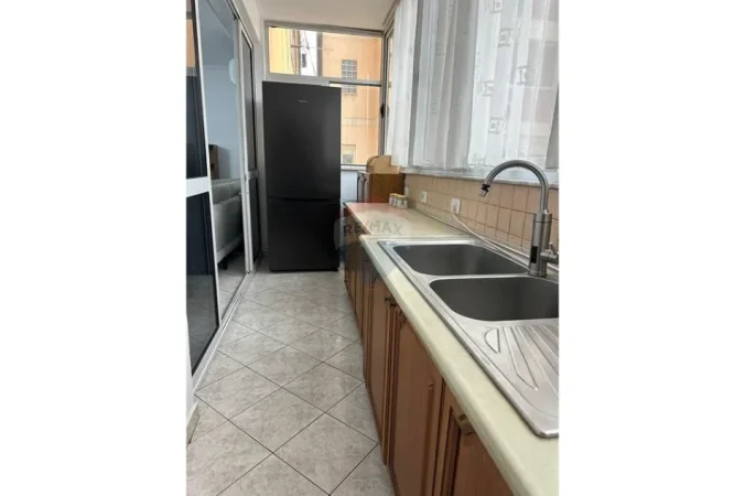 Tirane, jap me qera apartament 3+1+Aneks+Ballkon Kati 5, 750 € 