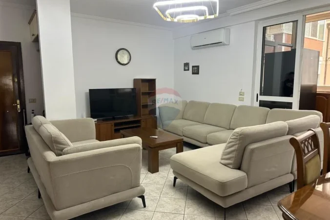 Tirane, jap me qera apartament 3+1+Aneks+Ballkon Kati 5, 750 € 