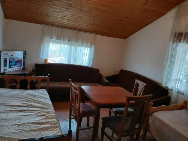 Tirane, jepet me qera apartament 2+1 Kati 4, 320 € (Rruga Jordan Misja, prane shinave te trenit.)