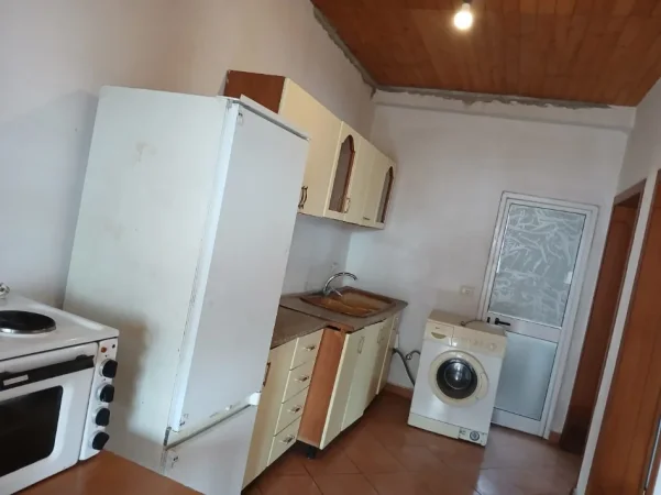 Tirane, jepet me qera apartament 2+1 Kati 4, 320 € (Rruga Jordan Misja, prane shinave te trenit.)