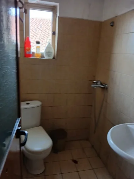 Tirane, jepet me qera apartament 2+1 Kati 4, 320 € (Rruga Jordan Misja, prane shinave te trenit.)