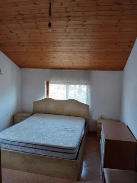 Tirane, jepet me qera apartament 2+1 Kati 4, 320 € (Rruga Jordan Misja, prane shinave te trenit.)