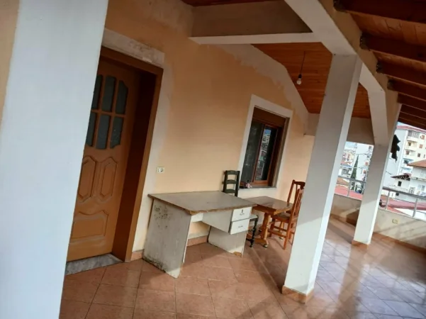 Tirane, jepet me qera apartament 2+1 Kati 4, 320 € (Rruga Jordan Misja, prane shinave te trenit.)