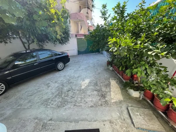 Tirane, jepet me qera apartament 3+1 Kati 1, 100 m² 700 € (Ali Demi)