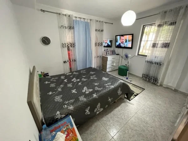 Tirane, jepet me qera apartament 3+1 Kati 1, 100 m² 700 € (Ali Demi)