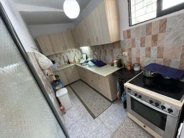 Tirane, jepet me qera apartament 3+1 Kati 1, 100 m² 700 € (Ali Demi)