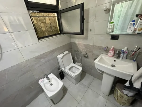 Tirane, jepet me qera apartament 3+1 Kati 1, 100 m² 700 € (Ali Demi)
