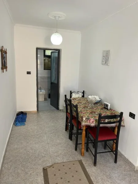 Tirane, jepet me qera apartament 3+1 Kati 1, 100 m² 700 € (Ali Demi)