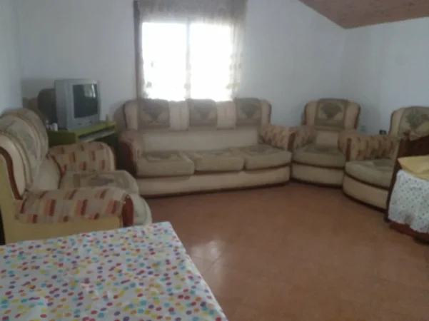 Tirane, jepet me qera apartament 1+1 Kati 4, 60 m² 320 € (Rruga Jordan Misja, prane shinave te trenit.)