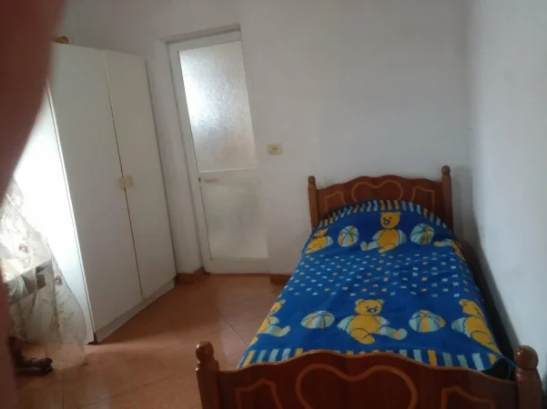 Tirane, jepet me qera apartament 1+1 Kati 4, 60 m² 320 € (Rruga Jordan Misja, prane shinave te trenit.)